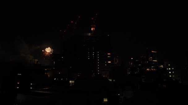Vuurwerk in de buurt van het gebouw in de stad Tokio 's zomers — Stockvideo