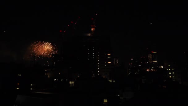 Fogos de artifício perto do edifício na cidade urbana de Tóquio na noite de verão — Vídeo de Stock