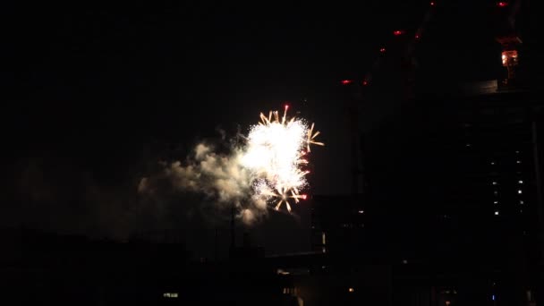 Fogos de artifício perto do edifício na cidade urbana de Tóquio na noite de verão — Vídeo de Stock