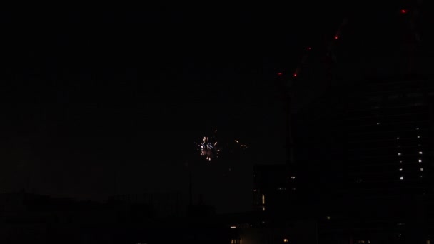 Fogos de artifício perto do edifício na cidade urbana de Tóquio na noite de verão — Vídeo de Stock