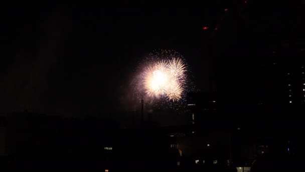 Fogos de artifício perto do edifício na cidade urbana de Tóquio na noite de verão — Vídeo de Stock