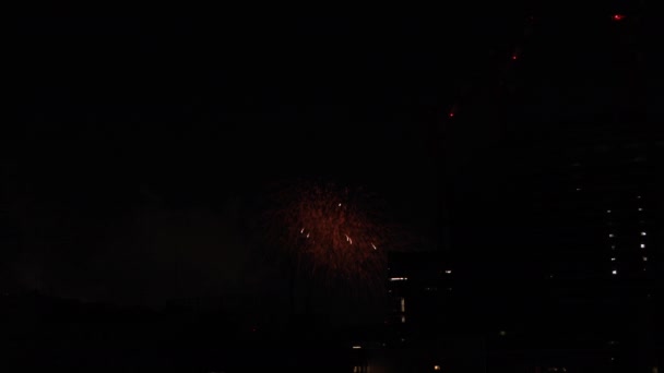Фейерверки возле здания в городе Токио в летнюю ночь — стоковое видео