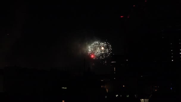 Фейерверки возле здания в городе Токио в летнюю ночь — стоковое видео