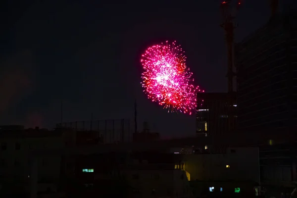 Tűzijáték közelében az épület a városi város Tokióban nyáron éjszaka — Stock Fotó