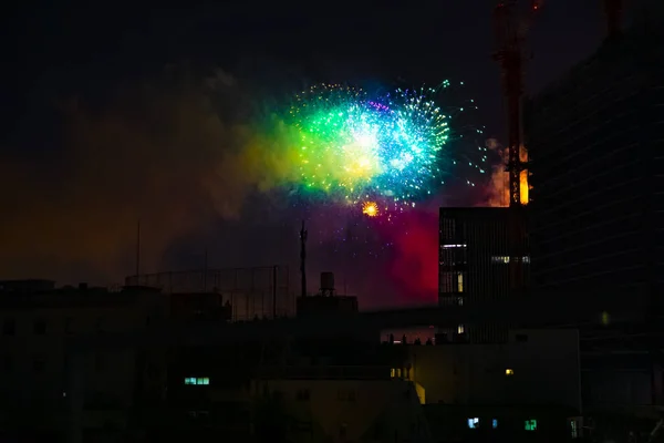 Feuerwerk in der Nähe des Gebäudes in der Stadt Tokio in der Sommernacht — Stockfoto