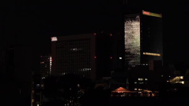 Feux d'artifice près du bâtiment de la ville urbaine de Tokyo la nuit d'été — Video