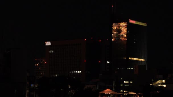 Feux d'artifice près du bâtiment de la ville urbaine de Tokyo la nuit d'été — Video