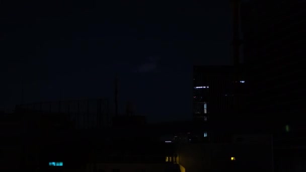 Een tijdspanne van vuurwerk in de buurt van het gebouw in de stedelijke stad Tokio in de zomernacht — Stockvideo
