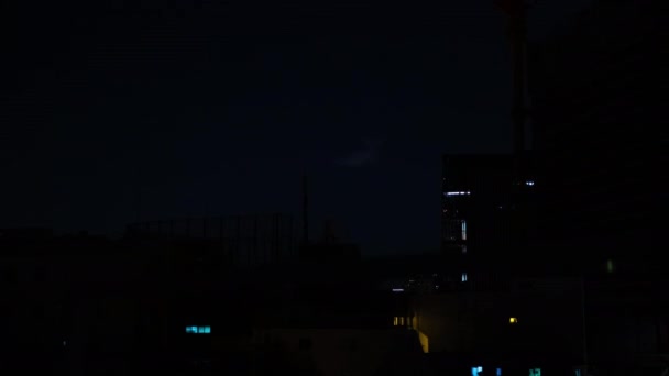 Tokyo 'daki şehir merkezindeki binanın yakınında yaz gecesi havai fişeklerin zamanı. — Stok video