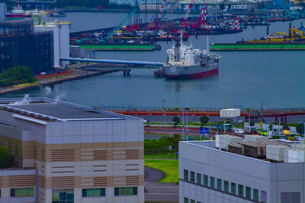 Una vista de ángulo alto cerca del área de la bahía en Tokio tiro largo diurno — Foto de Stock