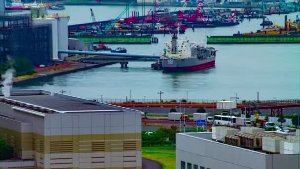 Ein Zeitraffer von Hochwinkel-Ansicht in der Nähe der Bucht in Tokio bei Tageslicht-Langzeitaufnahme — Stockvideo
