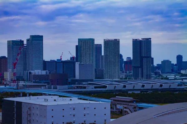 Un paesaggio urbano sulla strada urbana di Tokyo di giorno alto angolo lungo tiro — Foto Stock