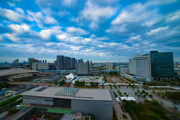 Un paysage urbain dans la rue urbaine de Tokyo plan grand angle diurne — Photo