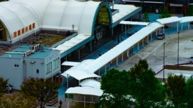 Tokyo kentsel caddesindeki şehir manzarasının zaman çizelgesi. Yüksek açılı, uzun açılı, uzun açılı bir çekim.