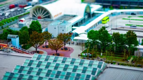 Een tijdspanne van stadsgezicht op de stedelijke straat in Tokio overdag hoge hoek tiltshift — Stockvideo