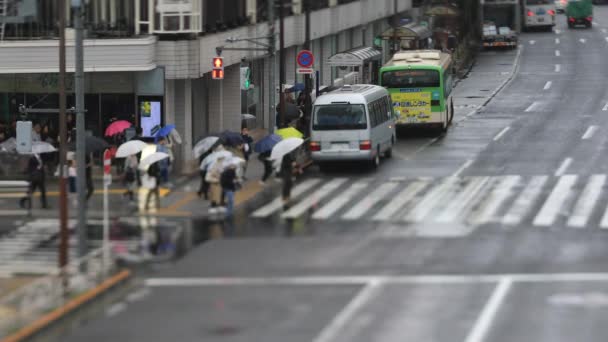 Lopende mensen in de binnenstad straat in Shinagawa Tokio regenachtige dag — Stockvideo