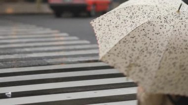 Shinagawa Tokyo 'da yağmurlu bir günde şehir merkezinde yürüyen insanlar.