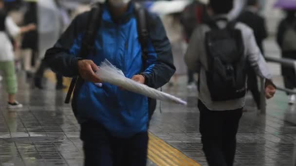 Passeggiando persone nella strada del centro di Shinagawa Tokyo giorno di pioggia — Video Stock