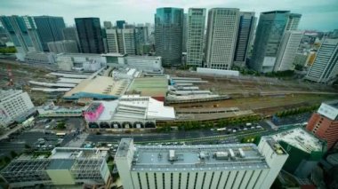 Tokyo 'daki istasyonun önündeki panoramik manzaranın zaman çizelgesi geniş açılı bulutlu çekim