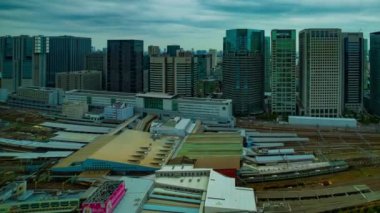 Tokyo 'daki istasyonun önündeki panoramik manzaranın zaman çizelgesi geniş açılı bulutlu çekim