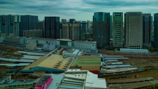 Včas panoramatický výhled před stanicí v Tokiu oblačný široký záběr — Stock video