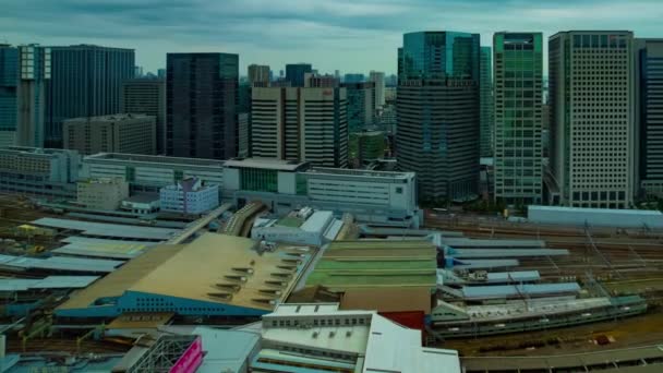 Ein Zeitraffer mit Panoramablick vor dem Bahnhof in Tokio bewölkt Weitwinkel — Stockvideo