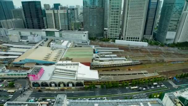 Een tijdspanne van panoramisch uitzicht in de voorkant van het station in Tokio bewolkt breed schot — Stockvideo