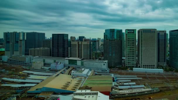 Včas panoramatický výhled před stanicí v Tokiu oblačný široký záběr — Stock video