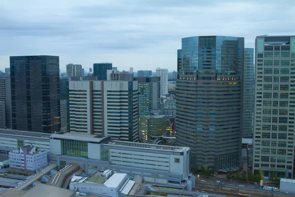 Une vue panoramique en face de la gare de Tokyo nuageux large plan — Photo