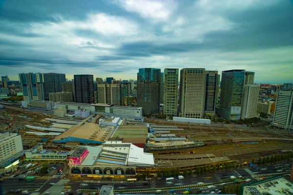 En panoramautsikt framför stationen i Tokyo molnigt brett skott — Stockfoto