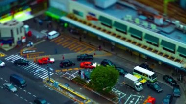Tokyo 'da gündüz vakti bulutlu gökyüzü değişiminde istasyonun önündeki yüksek açı görüntüsü zamanlaması