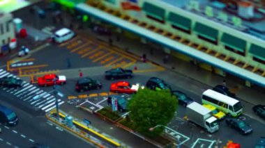 Tokyo 'da gündüz vakti bulutlu gökyüzü değişiminde istasyonun önündeki yüksek açı görüntüsü zamanlaması
