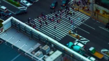 Tokyo 'da gündüz vakti bulutlu gökyüzü değişiminde istasyonun önündeki yüksek açı görüntüsü zamanlaması