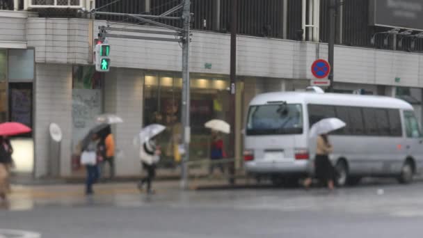 Sétáló emberek a belvárosban Shinagawa Tokyo esős napján — Stock videók