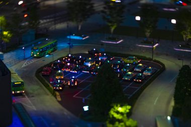Tokyo 'daki bir iş şehrinin gece manzarası.