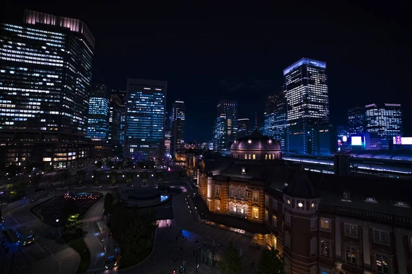 Un paisaje urbano nocturno en la ciudad de negocios en Tokio gran angular plano — Foto de Stock