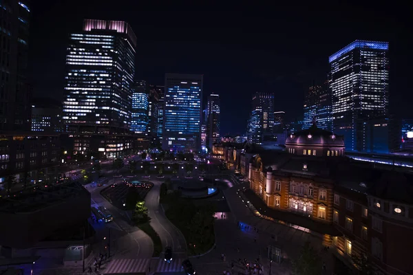 Un paisaje urbano nocturno en la ciudad de negocios en Tokio gran angular plano — Foto de Stock