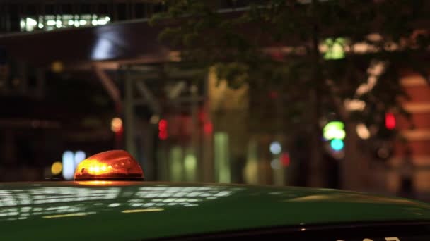 Gece Tokyo 'daki iş kasabasında bir araba lambası. — Stok video