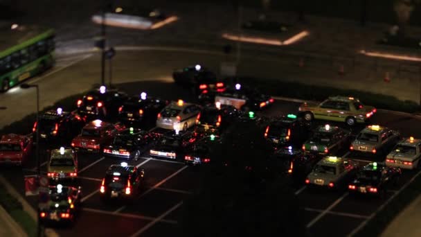 도쿄의 상업 도시의 야간 도시 경관이 높은 각도로 이동하다 — 비디오
