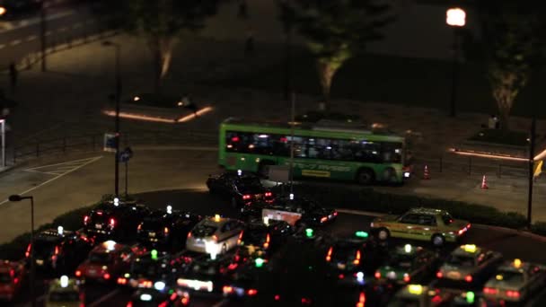 Un paisaje urbano nocturno en la ciudad de negocios en Tokio inclinación cambio de ángulo alto — Vídeo de stock