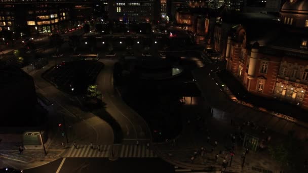 Tokyo 'daki iş kasabasının yakınlarındaki bir gece manzarası el kamerasıyla çekilmiş. — Stok video