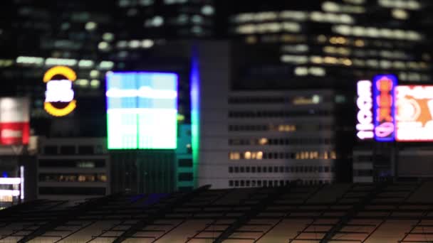 Un paisaje urbano nocturno en la ciudad de negocios en Tokyo tilt shift — Vídeo de stock