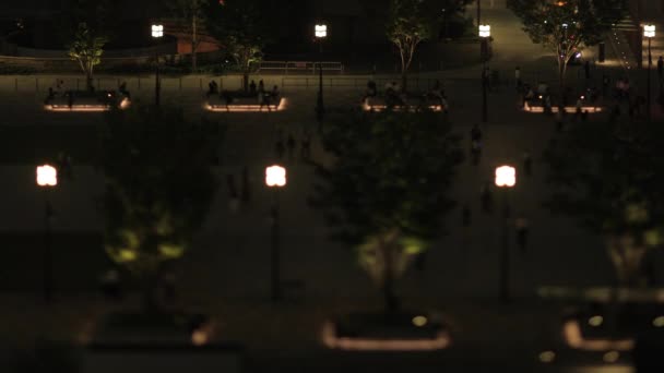 Uma paisagem urbana noturna na cidade de negócios em Tóquio tilt shift ângulo alto — Vídeo de Stock