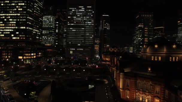 Un paesaggio urbano notturno nella città degli affari a Tokyo grandangolo colpo largo — Video Stock