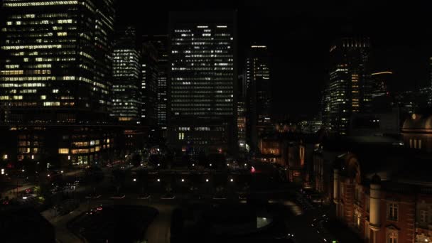 Uma paisagem urbana noturna na cidade de negócios em Tóquio tiro grande ângulo alto — Vídeo de Stock