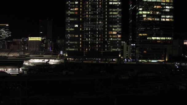 Un paysage urbain nocturne dans la ville d'affaires de Tokyo grand angle — Video