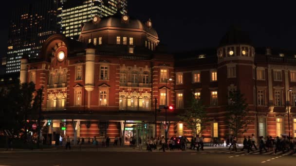 Un paesaggio urbano notturno di persone che passeggiano nella città degli affari a Tokyo — Video Stock