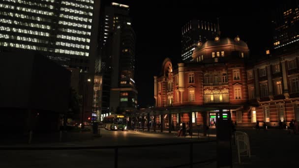 Uma paisagem urbana noturna de pessoas ambulantes na cidade de negócios em Tóquio — Vídeo de Stock