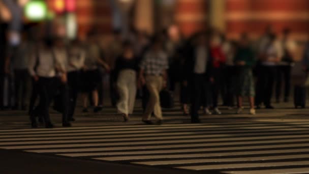 Ночной городской пейзаж прогулочных людей в деловом городе Токио — стоковое видео