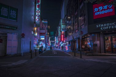 Shinjuku Tokyo 'da neon sokağında bir gece.